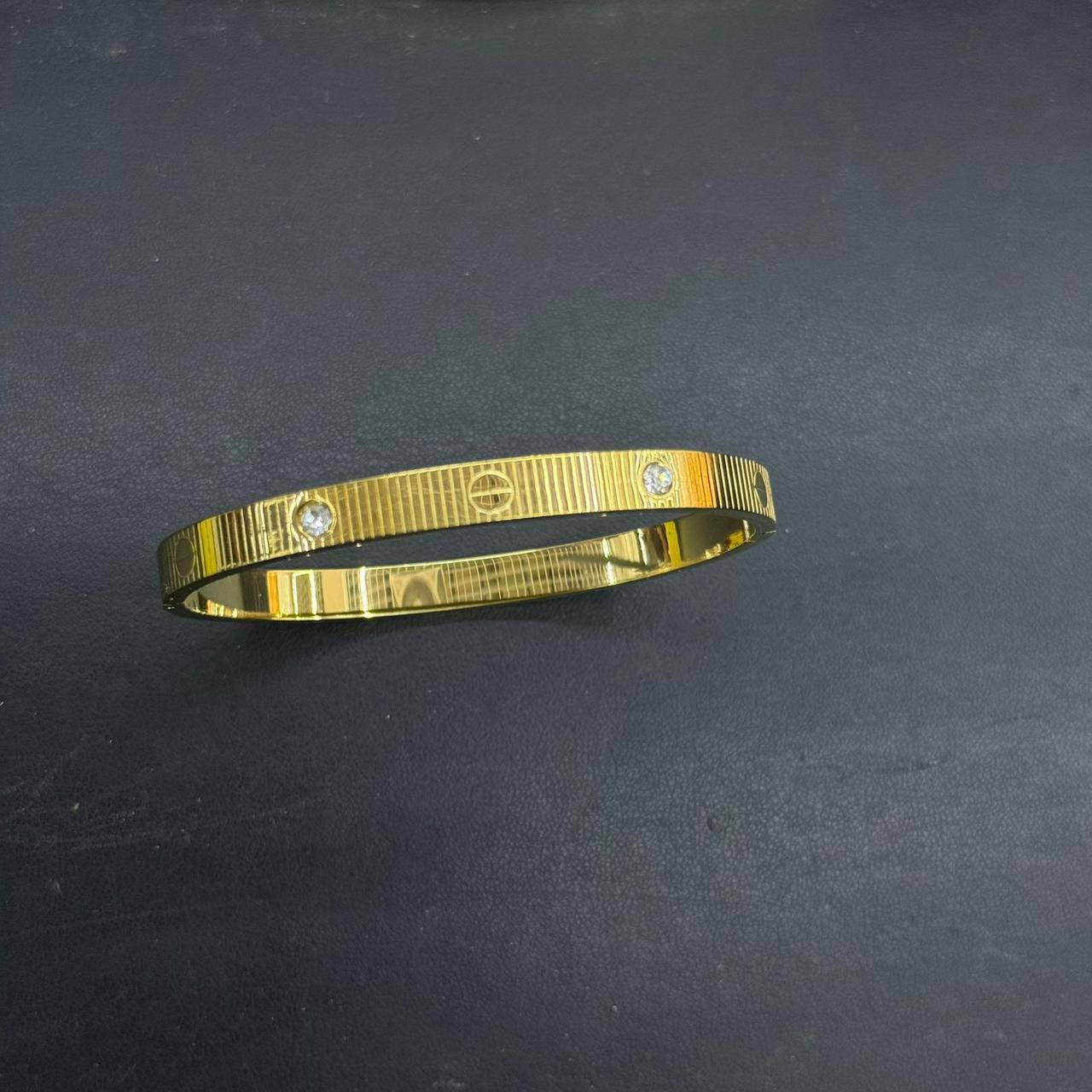 Cartier Bangle* 🤩
Stainless non tarnished 

20 dhs🪙🌨️ simple box 
30 dhs🪙🌨️ name box and bag

Zain48
♥️♥️♥️