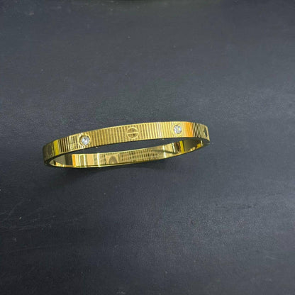 Cartier Bangle* 🤩
Stainless non tarnished 

20 dhs🪙🌨️ simple box 
30 dhs🪙🌨️ name box and bag

Zain48
♥️♥️♥️