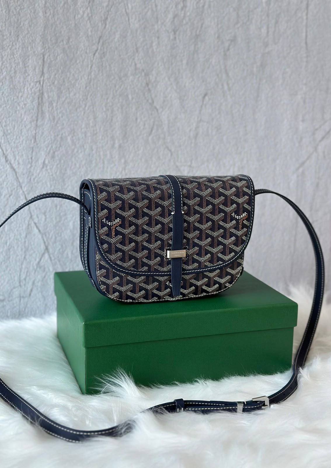 Goyard
100 dhs✅
With box

Zain219
♥️♥️♥️