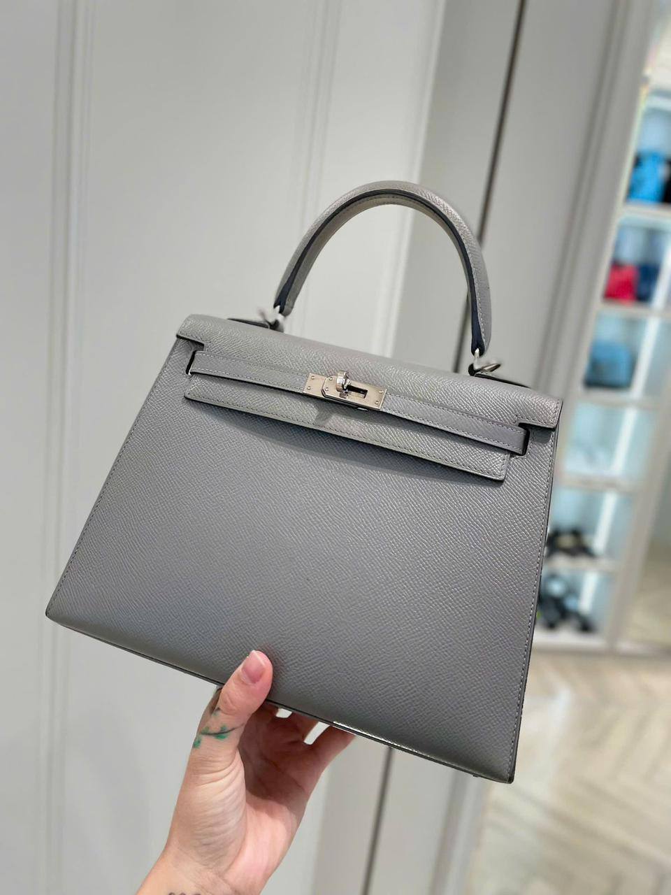 Hermes

115 dhs🌺

with box
🎁🎁🎁

size... 25* 20 cm 

Zain12
♥️♥️♥️