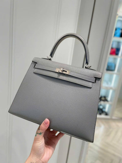 Hermes

115 dhs🌺

with box
🎁🎁🎁

size... 25* 20 cm 

Zain12
♥️♥️♥️