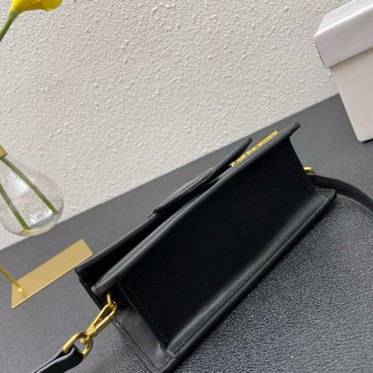 JACQUEMUS 

COPY ONE 

RESTOCK 

WITH BOX 

SMALL SIZE 190 DHS......
(Leather )

Zain295
♥️♥️♥️