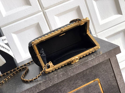 CHANEL
 COPY ONE 
 WITH BOX 
150 dhs💓

Zain295
♥️♥️♥️