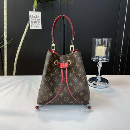 LV
22*22*14cm
75 dhs🇦🇪🇦🇪

Zain17
♥️♥️♥️
