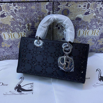 DIOR 

95 dhs💓

with box
🎁🎁🎁

Zain90
♥️♥️♥️
