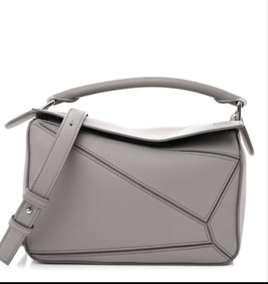 Loewe
24 cm 110 dhs✅
with box 

20 cm 100 dhs✅
with box🎁

Zain143
♥️♥️♥️