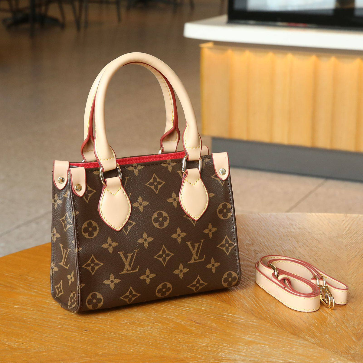 LV

Best quality 

with box
105 dhs🇦🇪🇦🇪

size 18CM

Zain290
♥️♥️♥️