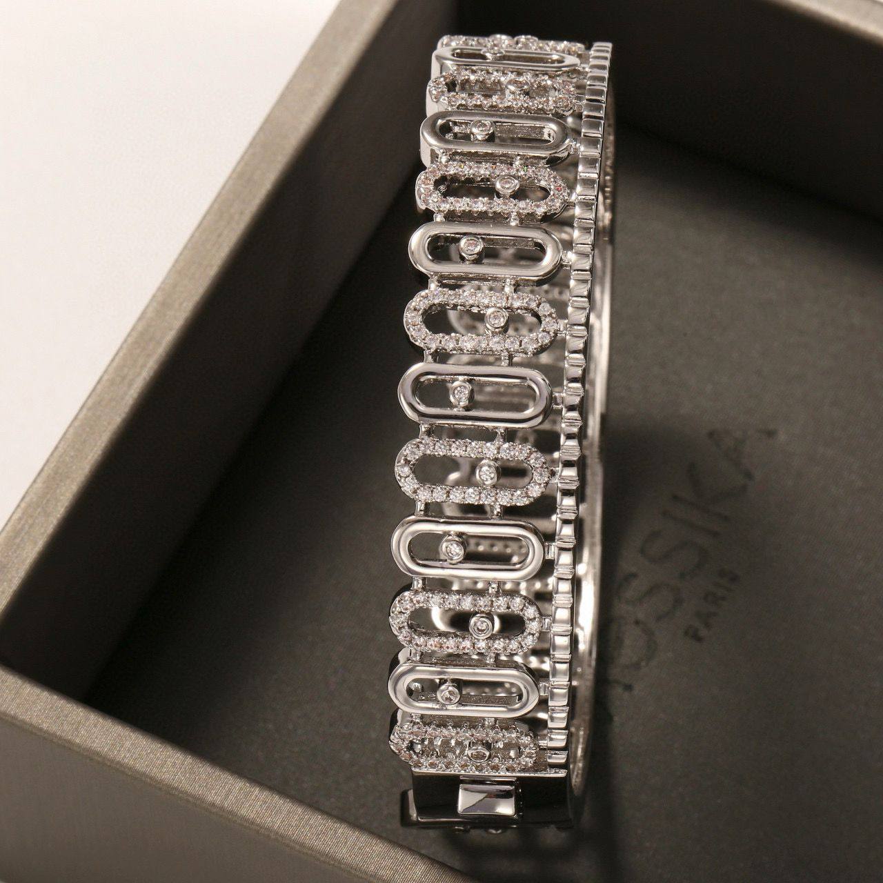 Messika SET 🔥*
Bangle 🦋
Master quality 💯
With normal boxes 📦 
80 dhs🌺
With master box 🗃️ 
125 dhs🌺

Zain216
♥️♥️♥️