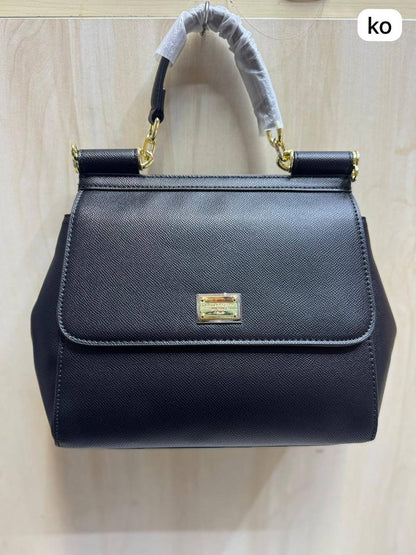 ❤️ Dolce & Gabbana 
1️⃣ First quality +🎁
Size : 25 * 22 * 13 cm
115 dhs💓
with box 🎁

Zain115
♥️♥️♥️