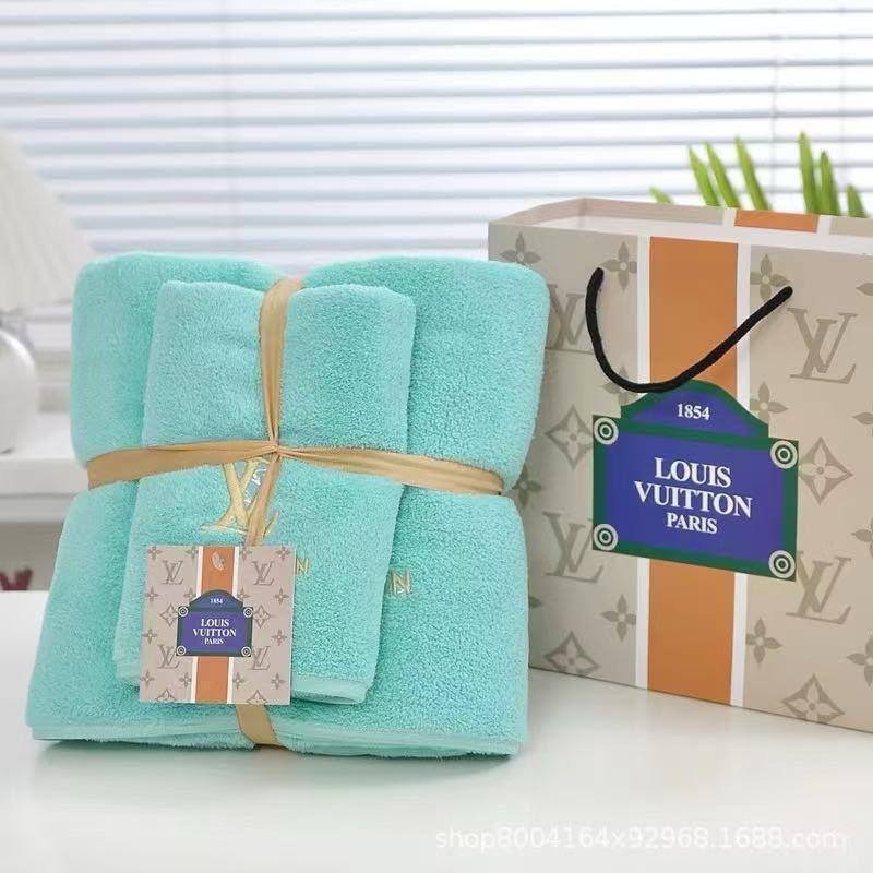 Towel one set
 with paper bag 
45 dhs💓

Zain295
♥️♥️♥️