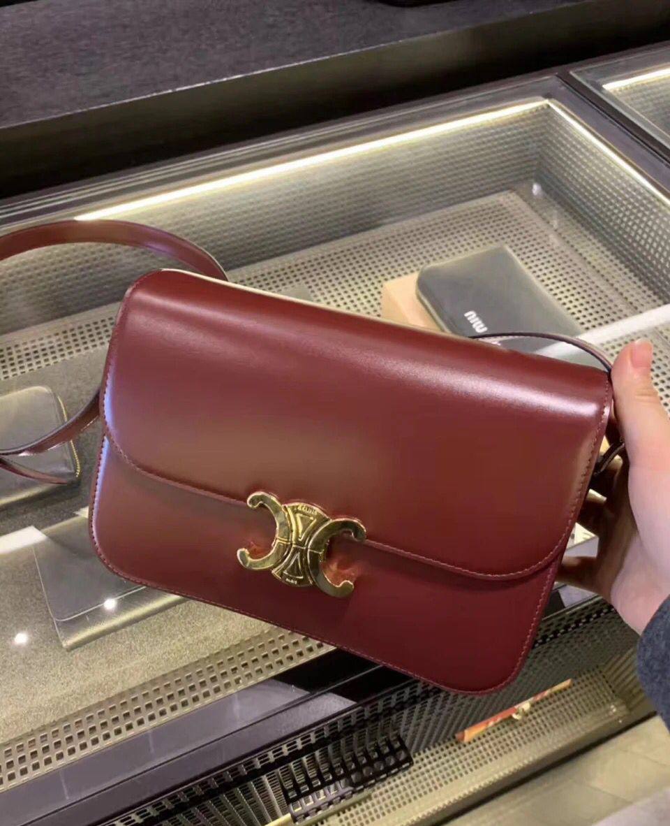 Celine
90 dhs🪙🖤

size:22cm 

with box
🎁🎁🎁

Zain07
♥️♥️♥️