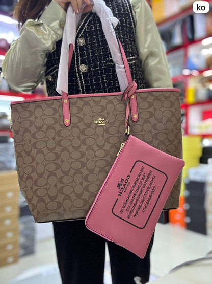 💞 Coach 2 in 1  2️⃣-sided
1️⃣ First quality＋🎁

Big Size : 45 * 30 cm

90 dhs✅

with box 🎁

Zain115
♥️♥️♥️