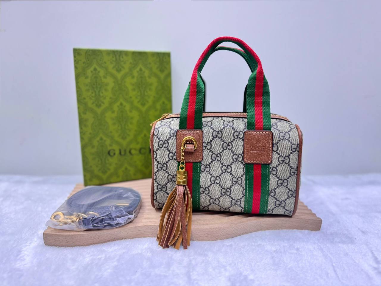 Gucci  

with box  
🎁🎁🎁

size:20×13cm  
110 dhs💓

Zain114
♥️♥️♥️