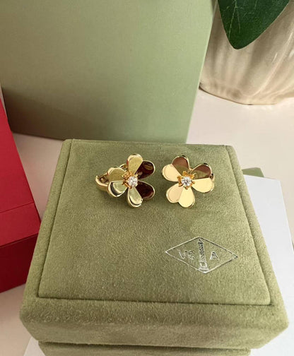 VCA SET ❤️‍🔥*
Necklace 🐦‍🔥
Earring 🦋
Bracelet 🌸
Master quality 💯
With normal boxes 📦 
170 dhs🪙🌨️
With master box 🗃️ 
250 dhs🪙🌨️

Zain216
♥️♥️♥️