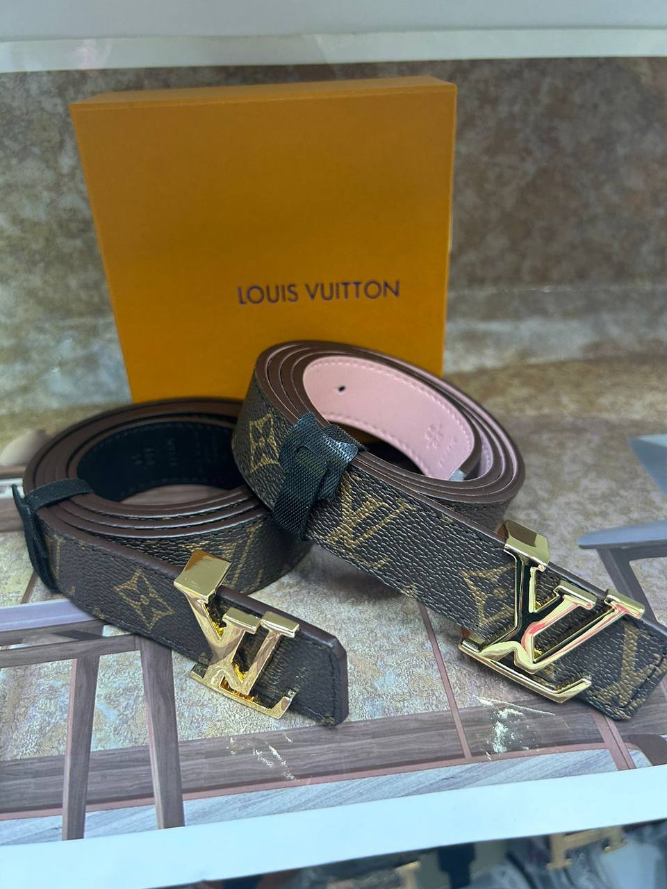 Leather belt

with box 
🎁🎁🎁

60 dhs✅

Zain190
♥️♥️♥️