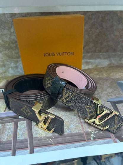 Leather belt

with box 
🎁🎁🎁

60 dhs✅

Zain190
♥️♥️♥️