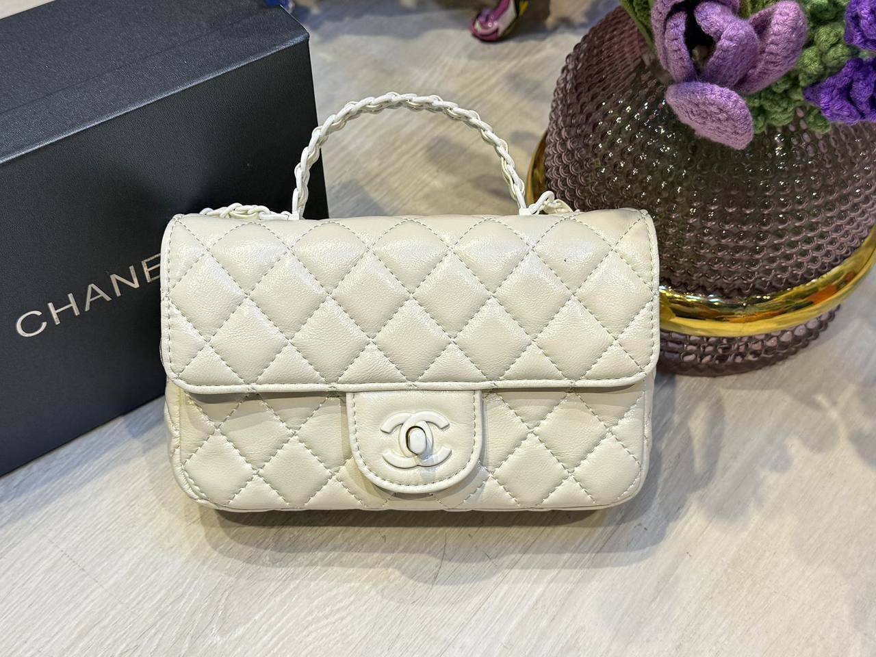 Chanel
20*6*12cm
70 dhs🪙💕

with Box
🎁🎁🎁

Zain44
♥️♥️♥️