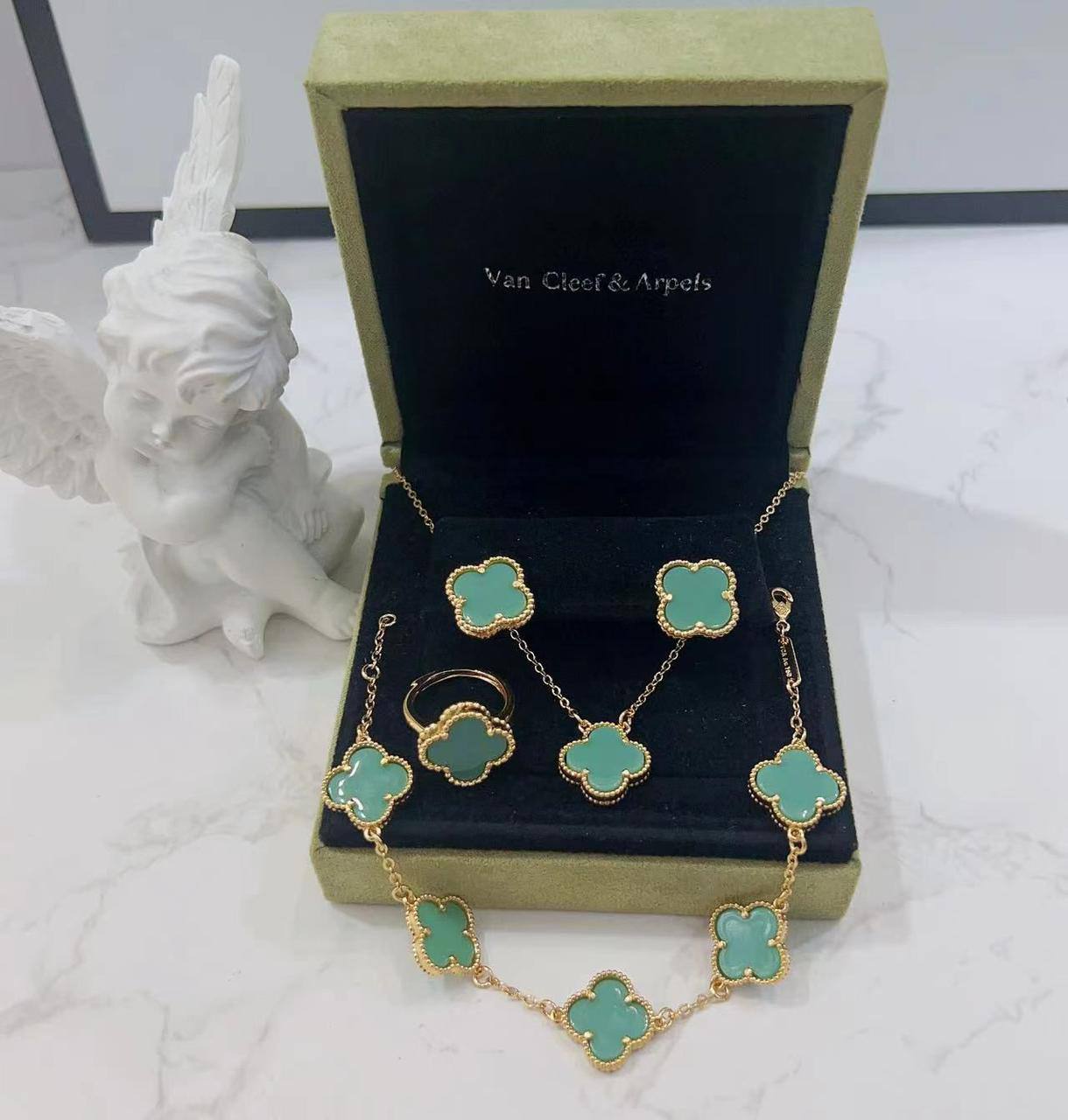 VCA SET ❤️‍🔥*
Necklace ✨
Earring 🍁
Bracelet 🦋
Ring free size 💍
Master quality 💯
With normal boxes 📦 
50 dhs❣️
With master box 🗃️ 
75 dhs❣️

Zain216
♥️♥️♥️