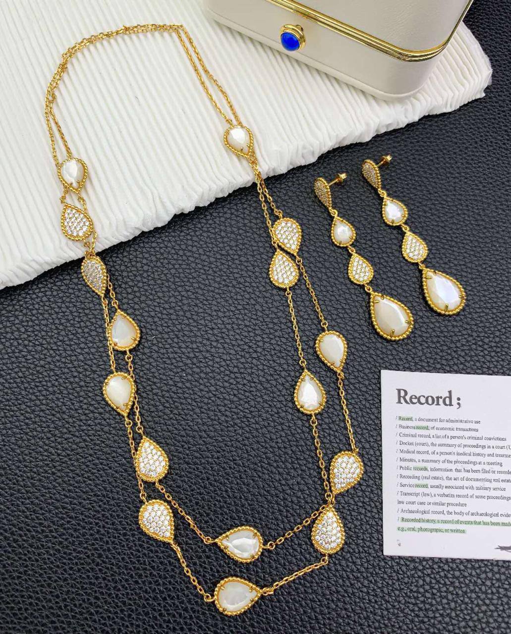 LONG BOUCHRON
NECKLACE & EARRINGS
SET ✨💫
245 dhs
WITH GOOD BOX AND PAPER BAG🛍️🎁

Zain89
♥️♥️♥️