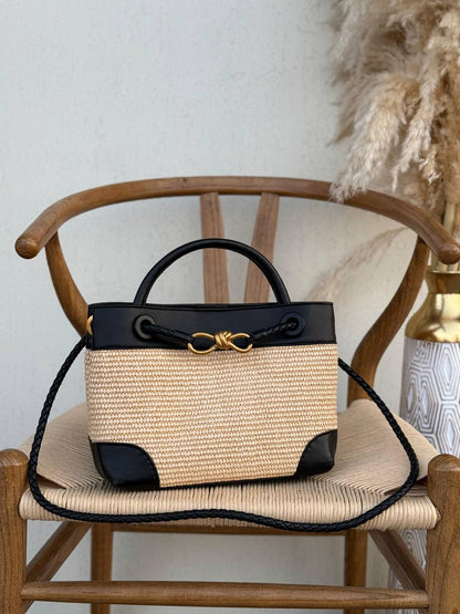 Available Again✨✨✨
BOTTEGA VENETA
25cm
340 dhs🪙💕
Top quality 
With box🎁

Zain167
♥️♥️♥️