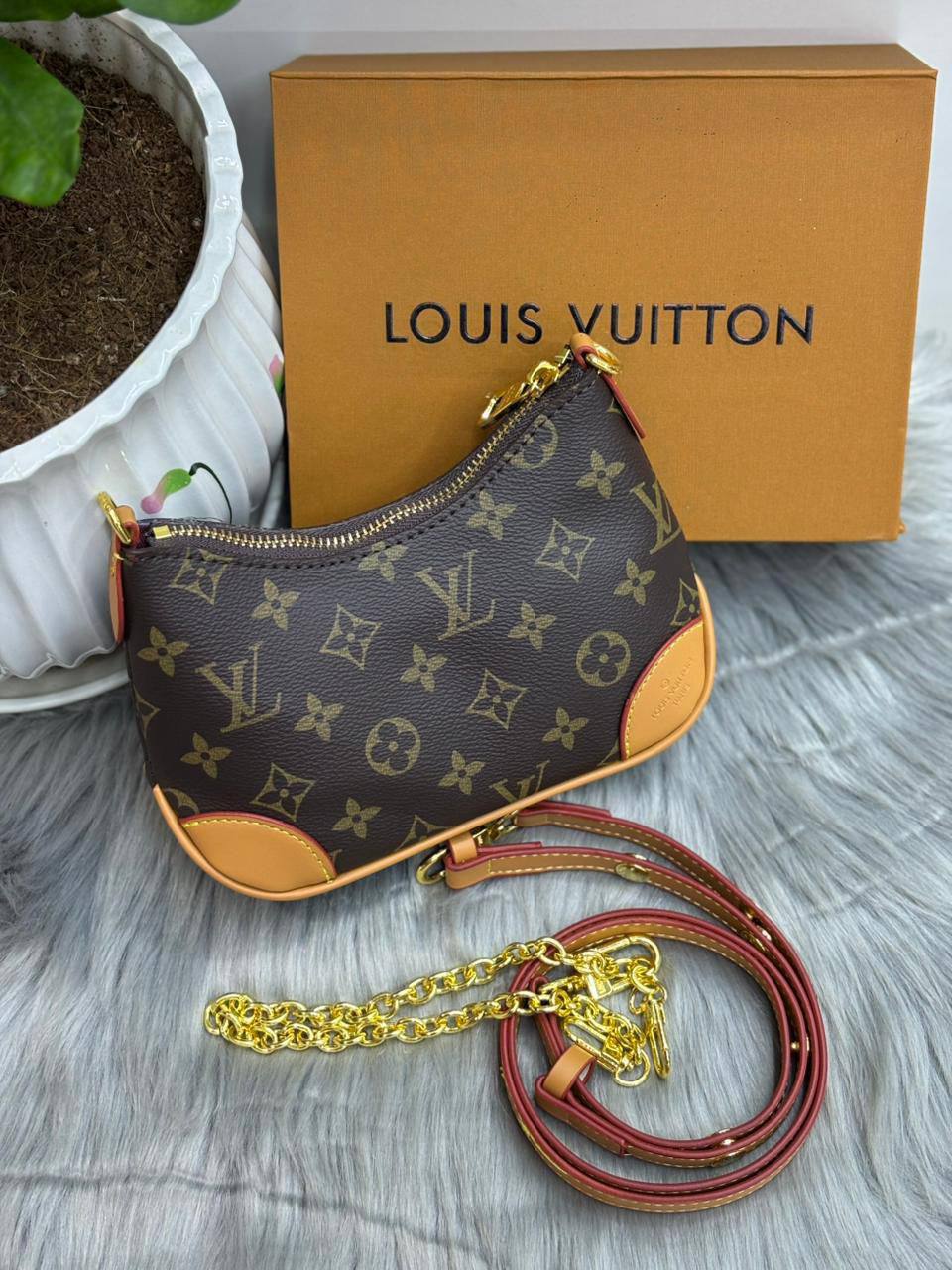 LV
SIZE  ……… 20 CM 🥰🥰🥰

90 dhs🪙🌨️

with box
🎁🎁🎁

Zain244
♥️♥️♥️