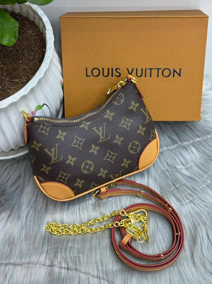 LV
SIZE  ……… 20 CM 🥰🥰🥰

90 dhs🪙🌨️

with box
🎁🎁🎁

Zain244
♥️♥️♥️