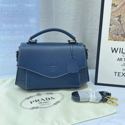 Prada 
Good Quality 
With Box 
🎁🎁🎁

110 dhs❤️

Zain250
♥️♥️♥️