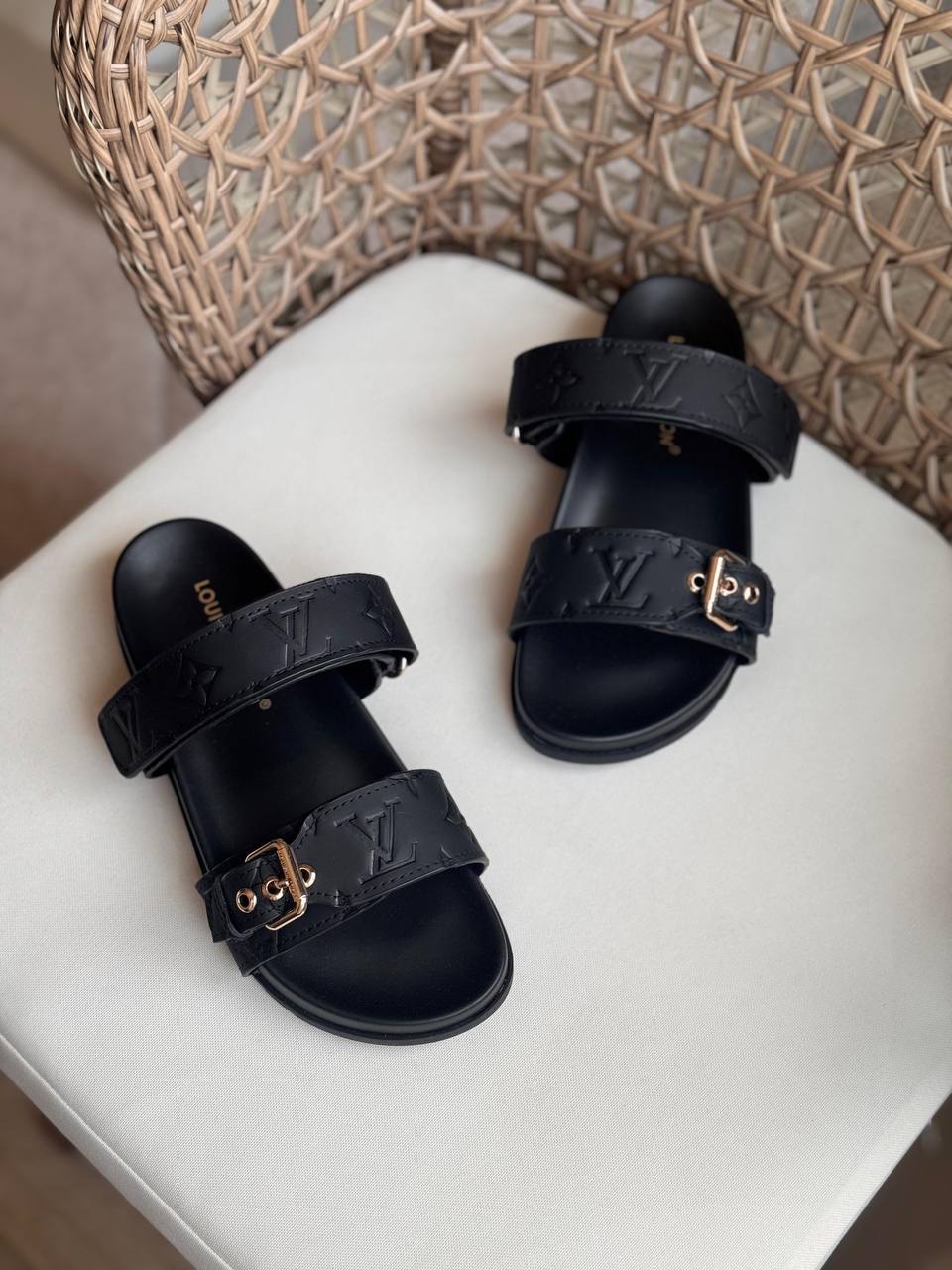 LV 
Size: 36 to 41
Super master quality 
450 dhs✅

Zain198
♥️♥️♥️