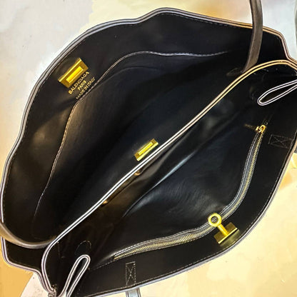 BALENCIAGA COPY ONE NEW CAME 
160 dhs🇦🇪🇦🇪

Zain295
♥️♥️♥️