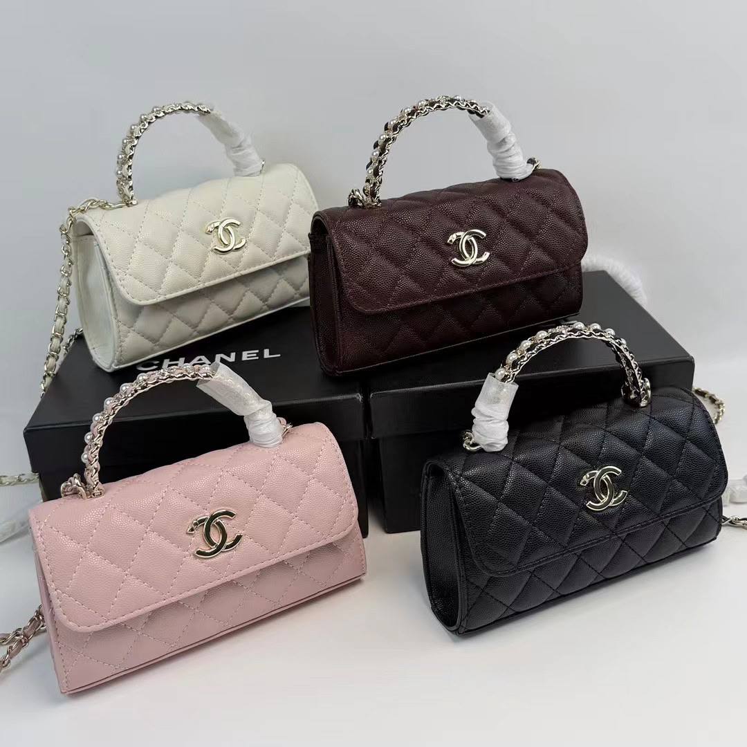 Chanel
110 dhs✅
size：22cm
High-quality 

with box🎁🎁🎁

Zain35
♥️♥️♥️