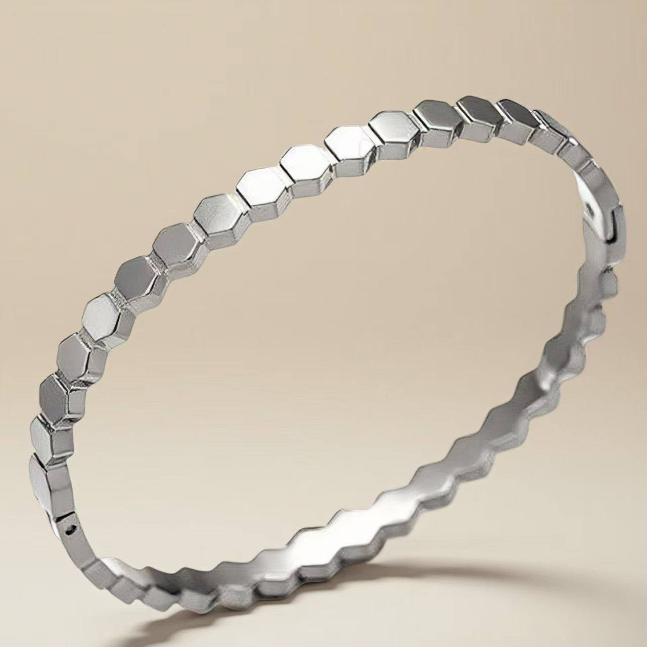 chaumet Paris s. Steel bangle without stone  Non tarnish 
20 dhs✅

Zain243
♥️♥️♥️