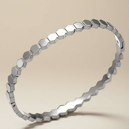 chaumet Paris s. Steel bangle without stone  Non tarnish 
20 dhs✅

Zain243
♥️♥️♥️