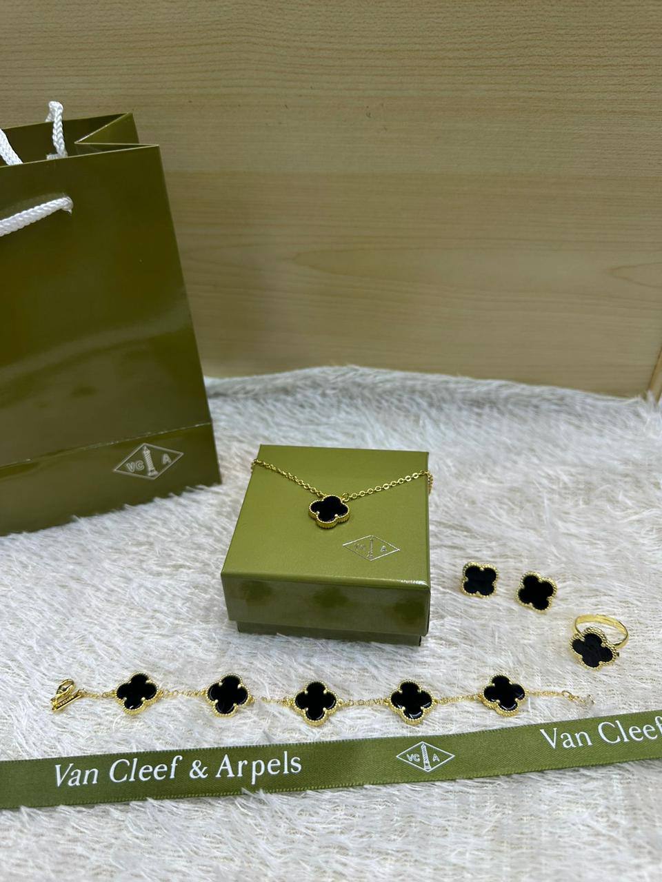 VCA SET ❤️‍🔥*
Necklace 🌸
Earring ✨
Bracelet 🍁
Ring 💍 free size ❣️
Stainless Steel 💯
Non tarnish 💯
With normal boxes 📦 
45 dhs🪙🌨️
With master box 🗃️ 
80 dhs🪙🌨️

Zain216
♥️♥️♥️