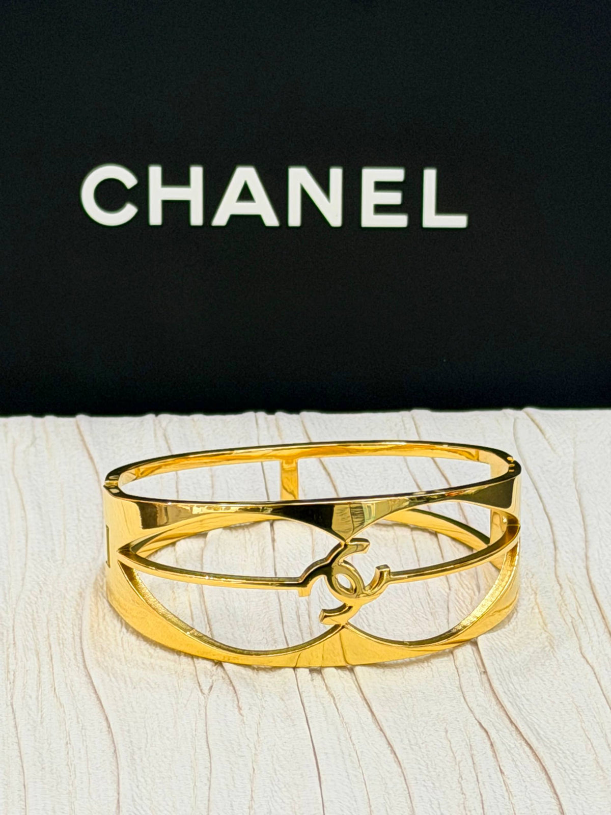 Bangle 🦋 

Stainless Steel 💯

With black boxes 
20 dhs🇦🇪🇦🇪

With brand boxes
30 dhs🇦🇪🇦🇪

Zain216
♥️♥️♥️