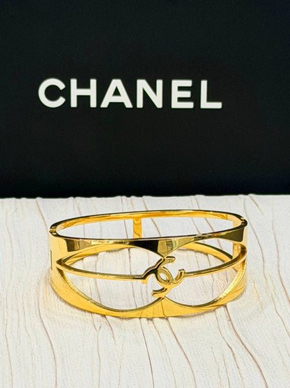 Bangle 🦋 

Stainless Steel 💯

With black boxes 
20 dhs🇦🇪🇦🇪

With brand boxes
30 dhs🇦🇪🇦🇪

Zain216
♥️♥️♥️