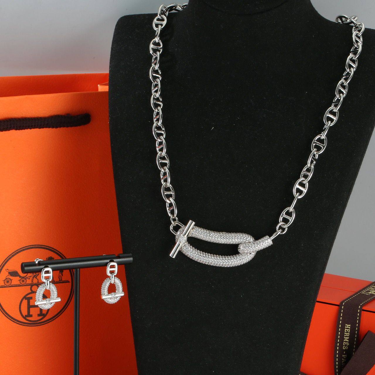 Hermes Set
Necklace Earrings
140 dhs🪙🌨️ 
with Box And Paper Bag
🎁🎁🎁

Zain89
♥️♥️♥️