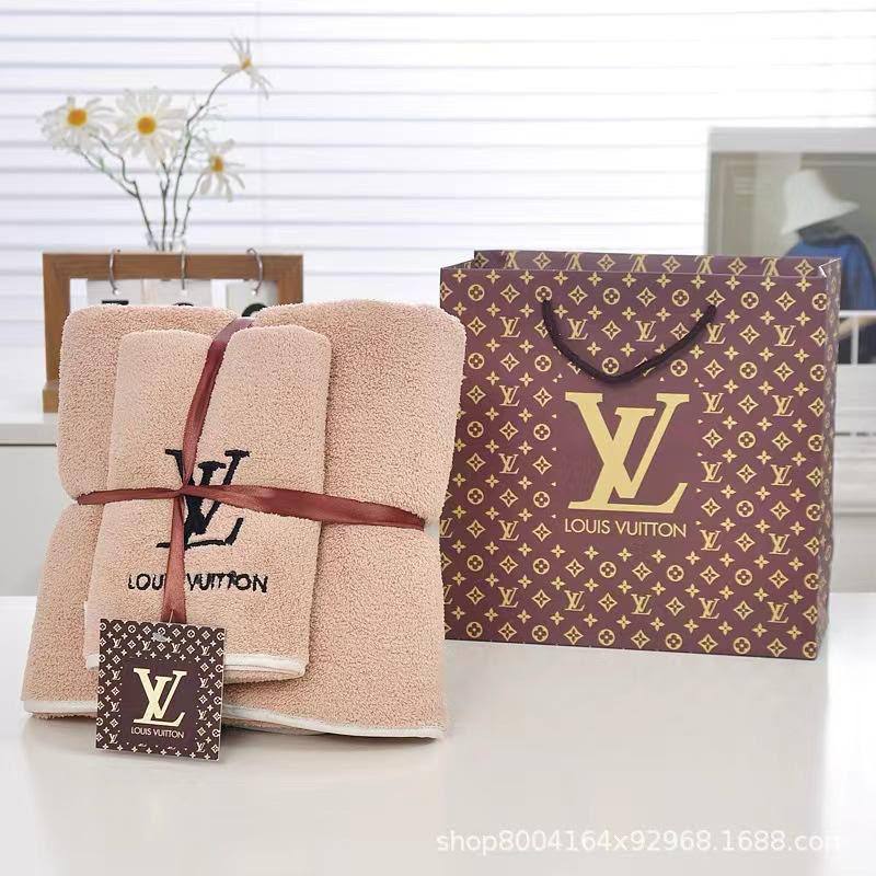 Towel one set
 with paper bag 
45 dhs💓

Zain295
♥️♥️♥️