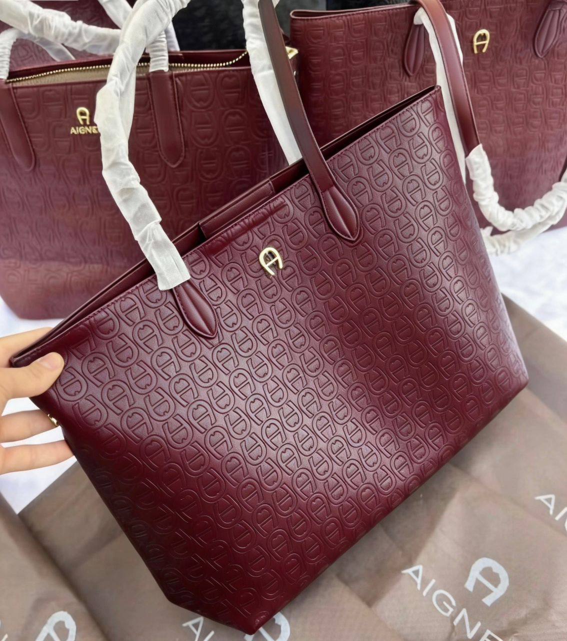Aigner
100 dhs🗽
size：50cm
Good quality

Zain35
♥️♥️♥️