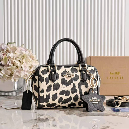 Coach 
100 dhs🇦🇪🇦🇪

with box
size 18×10×13cm

Zain42
♥️♥️♥️
