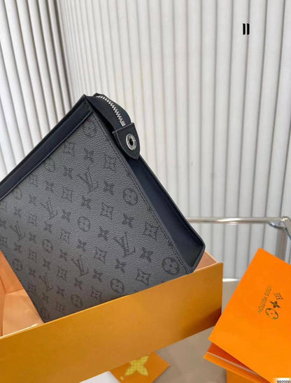 Pouch
60 dhs🪙
with box
🎁🎁🎁

size 27×5×21cm

Zain42
♥️♥️♥️