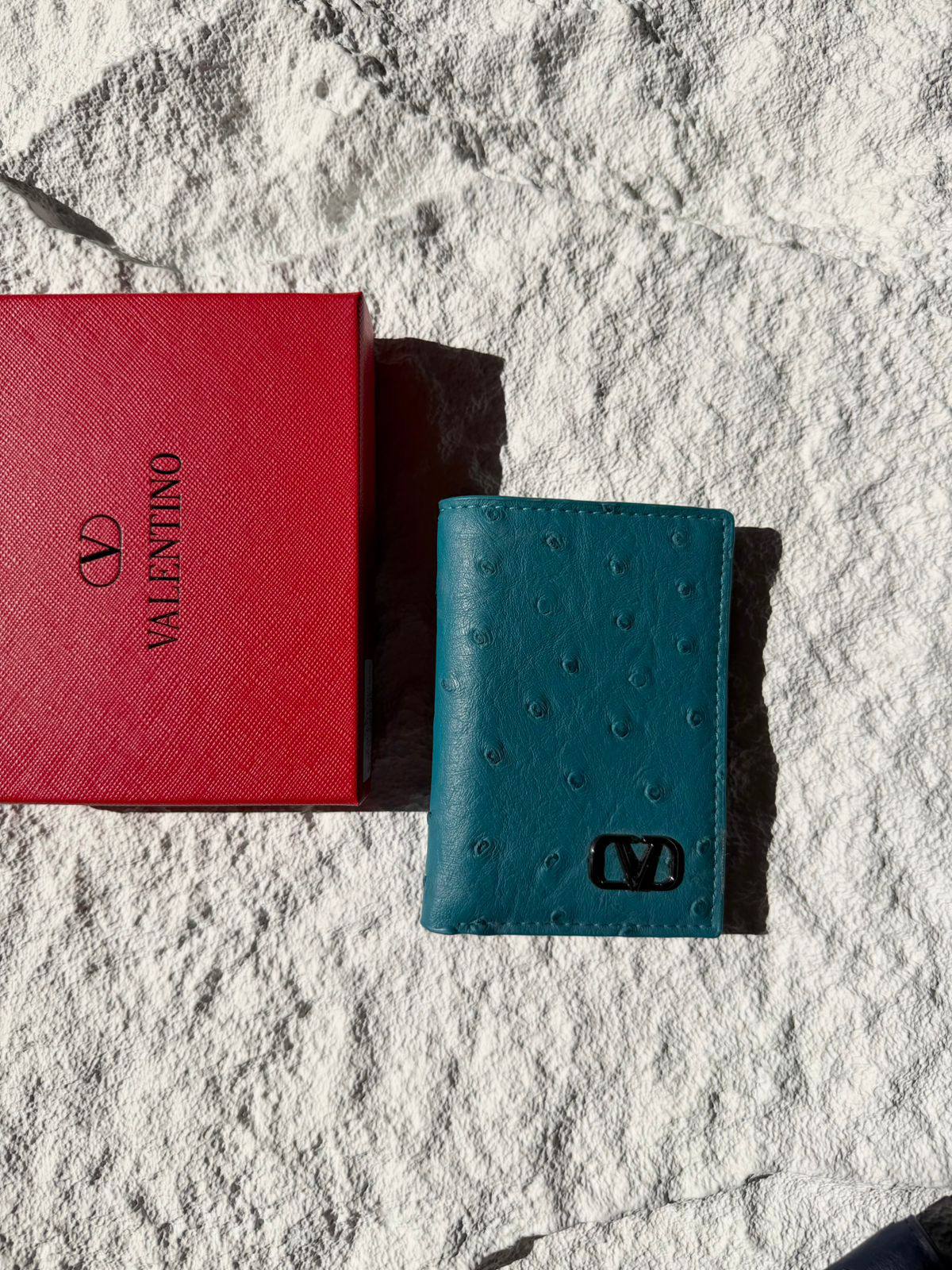 Valentino
Wallet 
60 dhs❣️

Zain33
♥️♥️♥️