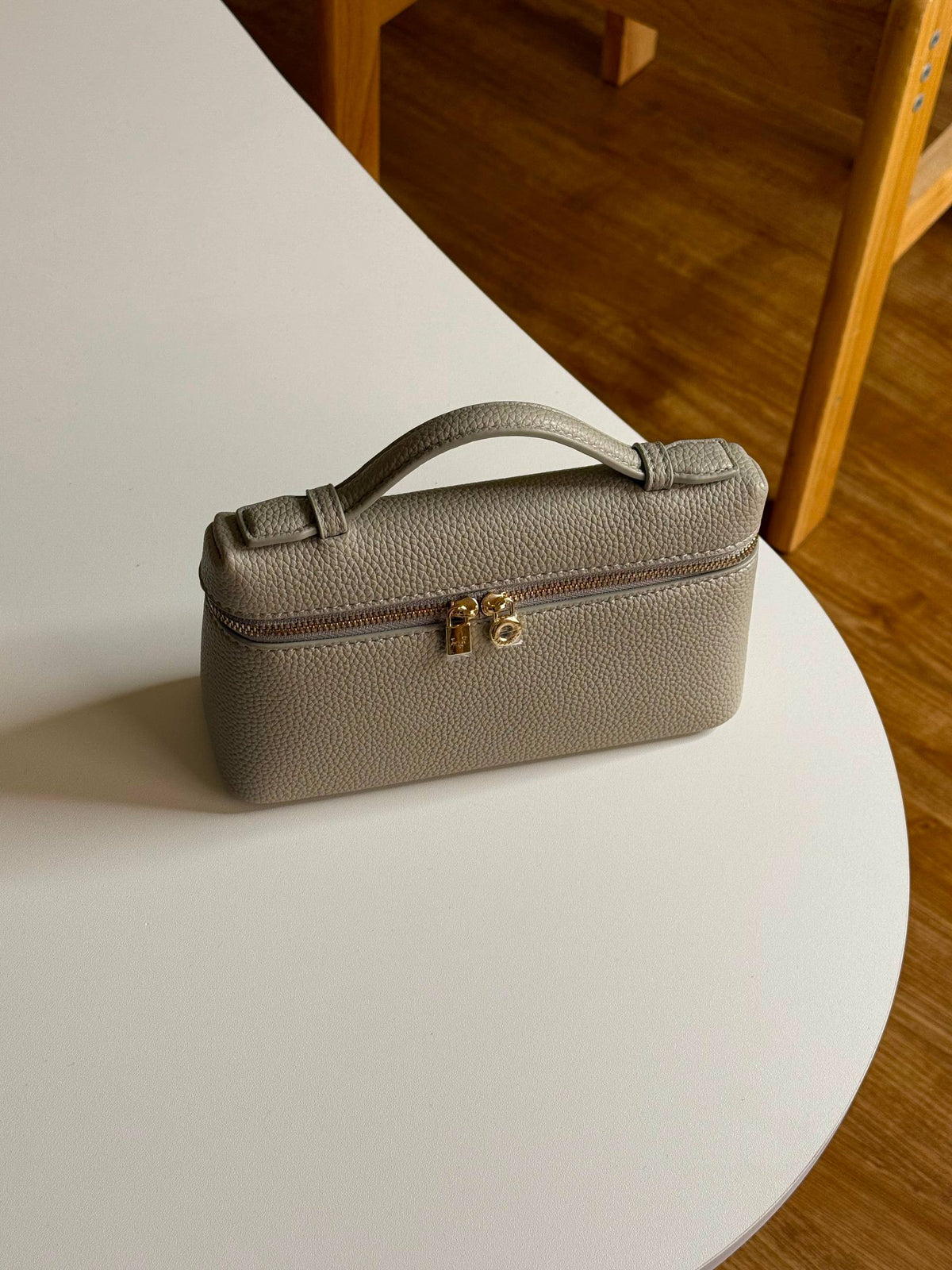 LORO PIANA 

19cm

320 dhs🇦🇪🇦🇪🇦🇪
 MASTER QUALITY
 With box🎁

Zain167
♥️♥️♥️
