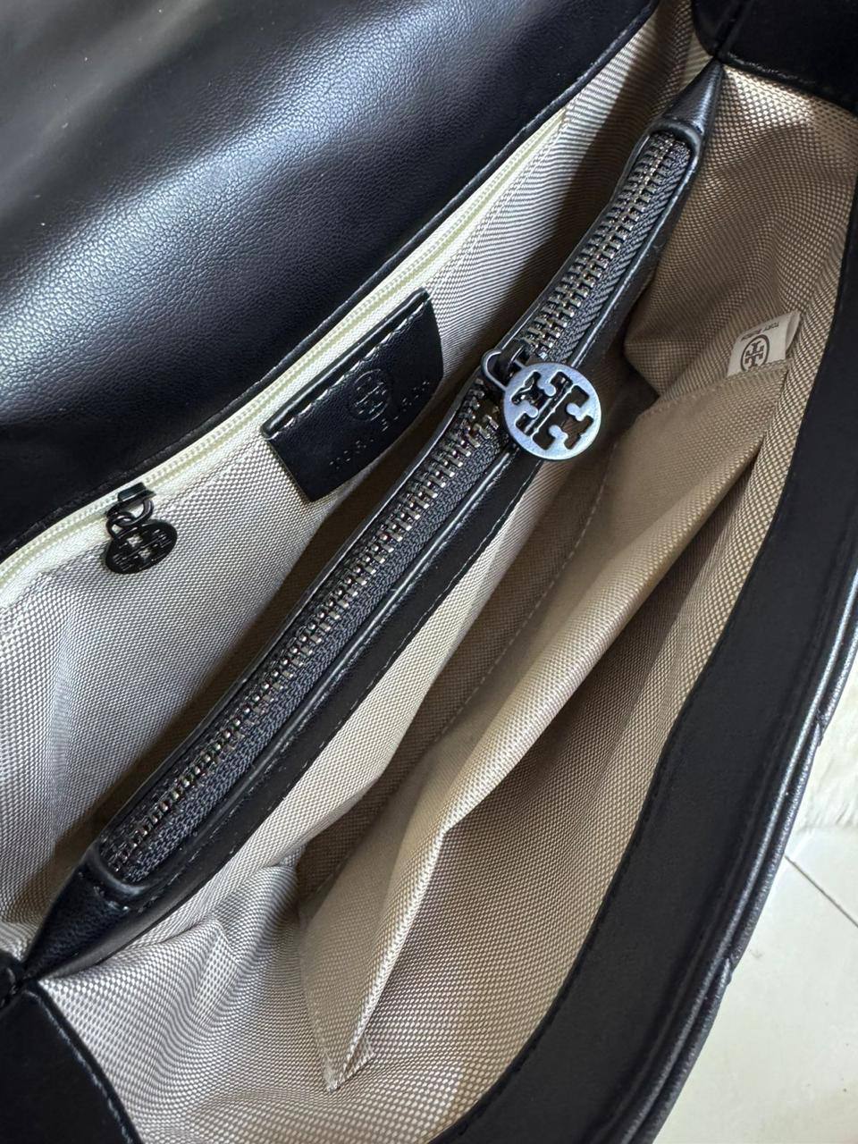 Tory Burch 
1️⃣ Finish Quality +🎁

Size: 28 * 19 cm
80 dhs🪙🌨️

with box 
🎁🎁🎁

Zain115
♥️♥️♥️