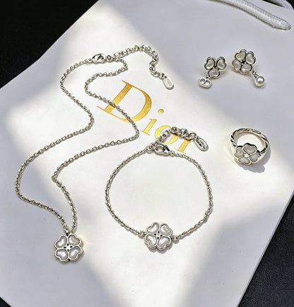 DIOR SET 
MASTER💫✨
NECKLACE
BRACELET
EARRING
RING
190 DHS💓
WITH BOX AND PAPER BAG🎁🛍️

Zain89
♥️♥️♥️