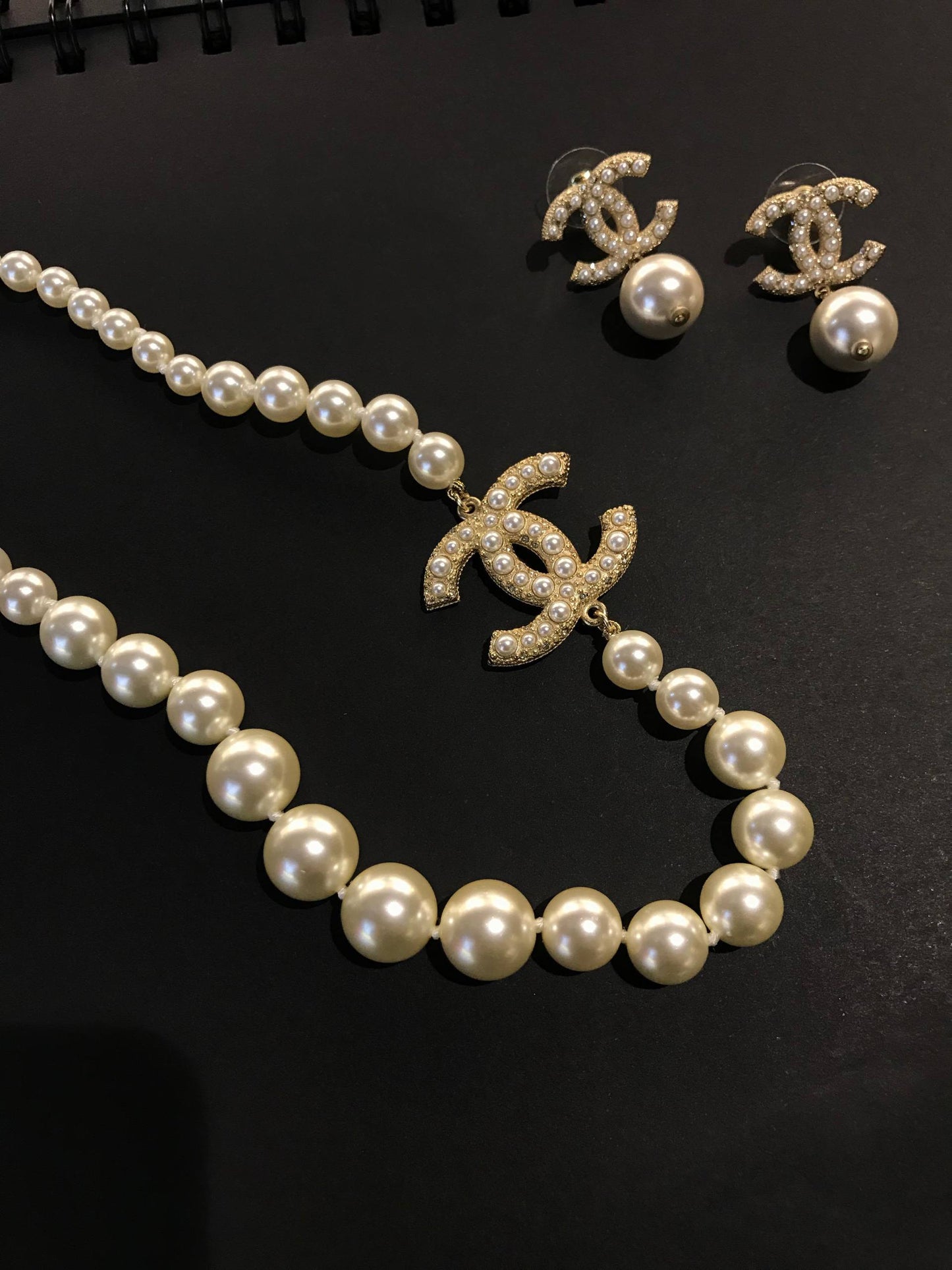 CHANEL
↗️ *Super Master Quality ®️*
* *New Collection* 
 Chanel the classic model Choker & Earings
For Price 👇 WhatsApp✅
0568585901 
0507557372
0552275751 Owner Zain 👌

Zain106
♥️♥️♥️