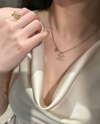 CHANEL ❤️‍🔥*
Necklace 💥
Master quality 💯
With normal boxes 🗃️ 
45 dhs✅
With master box 📦 
70 dhs✅

Zain216
♥️♥️♥️