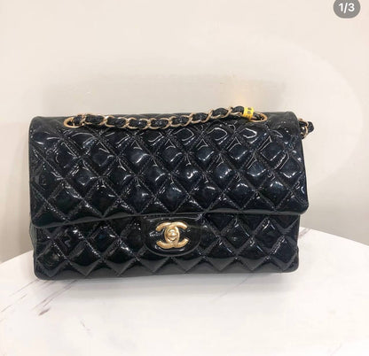 Chanel
good quality, 

comes with box, 
🎁🎁🎁

size...25 *16 cm 
110 dhs💓

Zain12
♥️♥️♥️