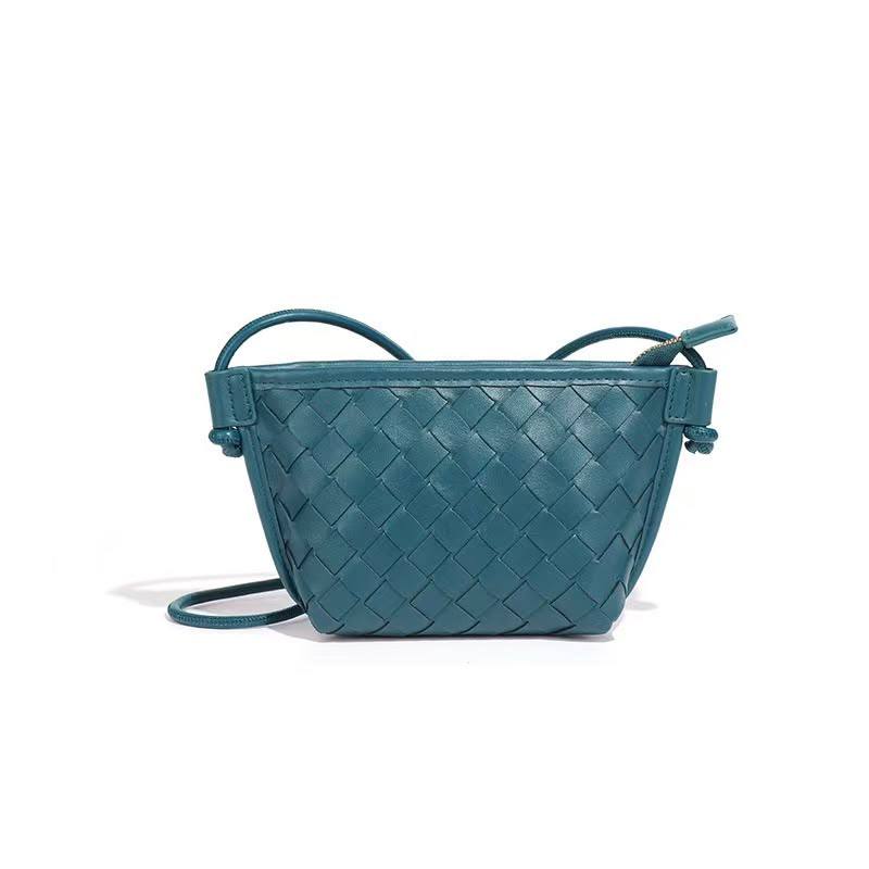 BOTTEGA 
60 dhs💓
Size 19*15

Zain161
♥️♥️♥️