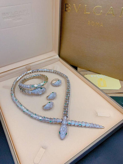 BVLGARI SUPER MASTER

NECKLACE
 BANGLE
 EARRING 
RING

 650 DHS 

WITH MASTER BOX AND PAPER BAG CARD 750🇦🇪

Zain89
♥️♥️♥️