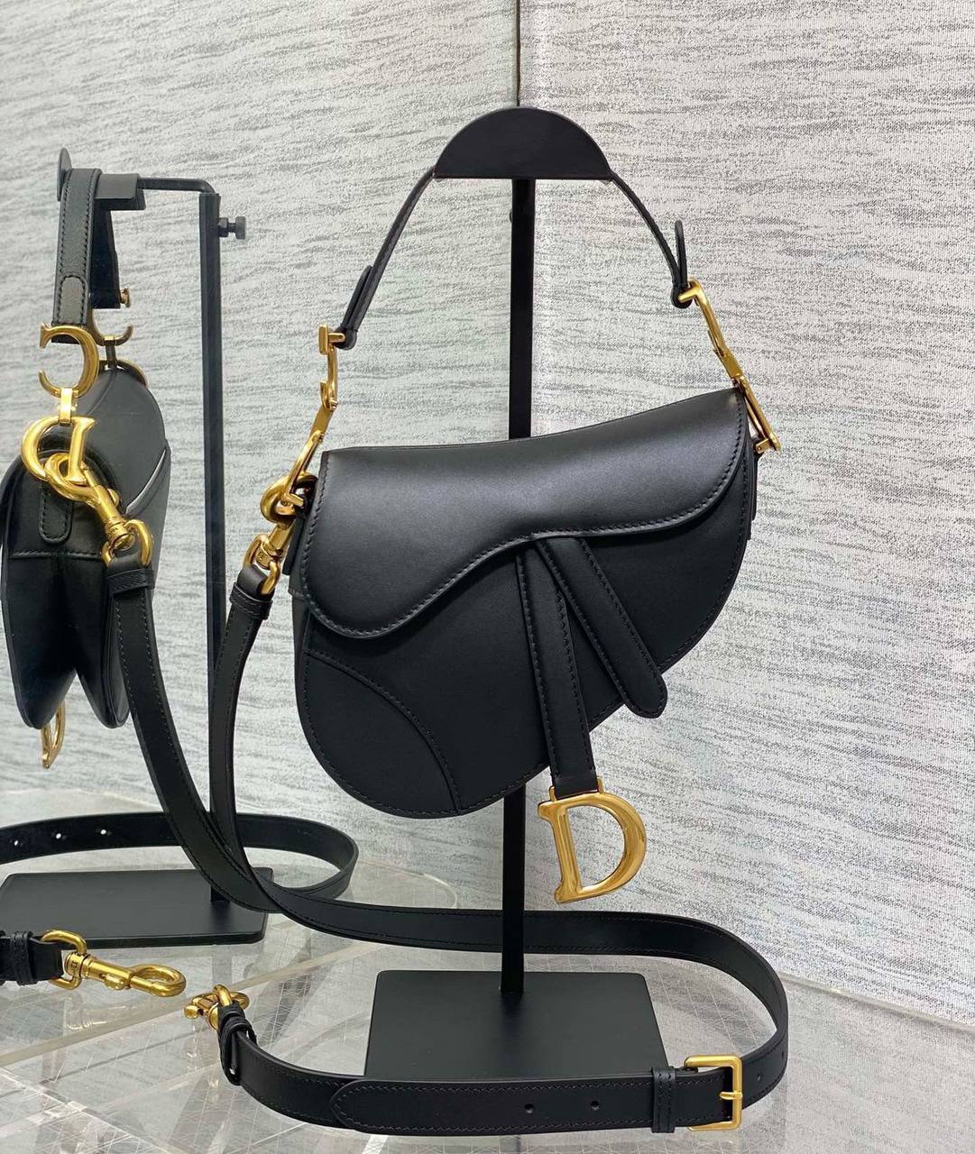 DIOR 
 SMALL SIZE 

GOOD QUALITY

 WITH BOX 
🎁🎁🎁

105 dhs✅

Zain295
♥️♥️♥️